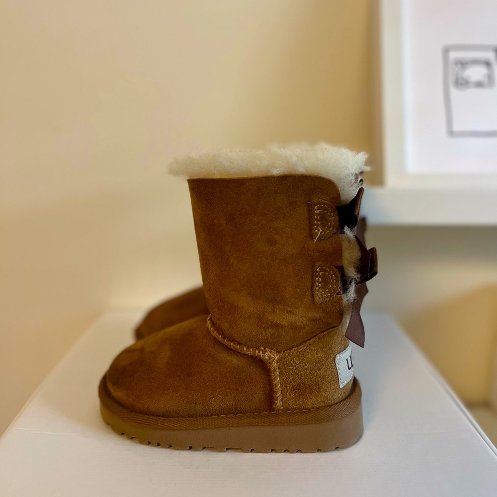 UGG Boots / Size 6  ( 2 T )